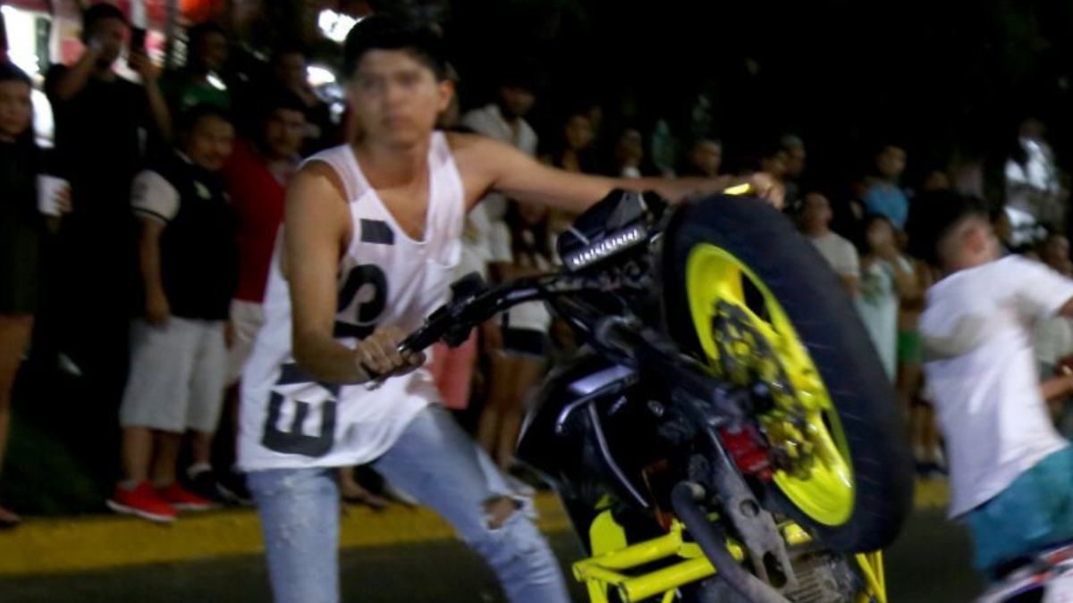 Por andar de “lucido”: motociclista hace caballito, pierde el control y choca contra policía