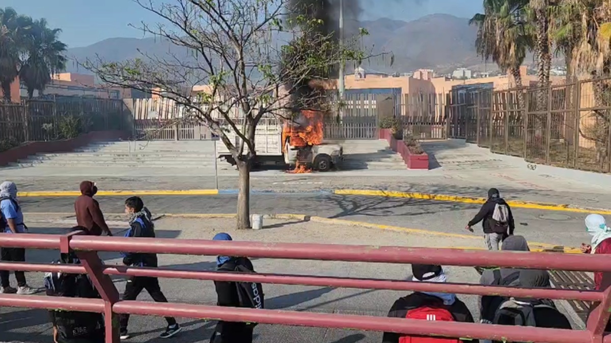 ¡Disturbios en Guerrero! Normalistas de Ayotzinapa queman Palacio de Gobierno y autos