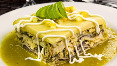 El pastel azteca es considerado dentro de las mejores cacerolas del mundo superando a la lasaña según Taste Atlas