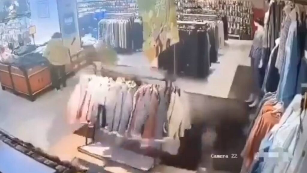 Colapsa piso de tienda de ropa en China