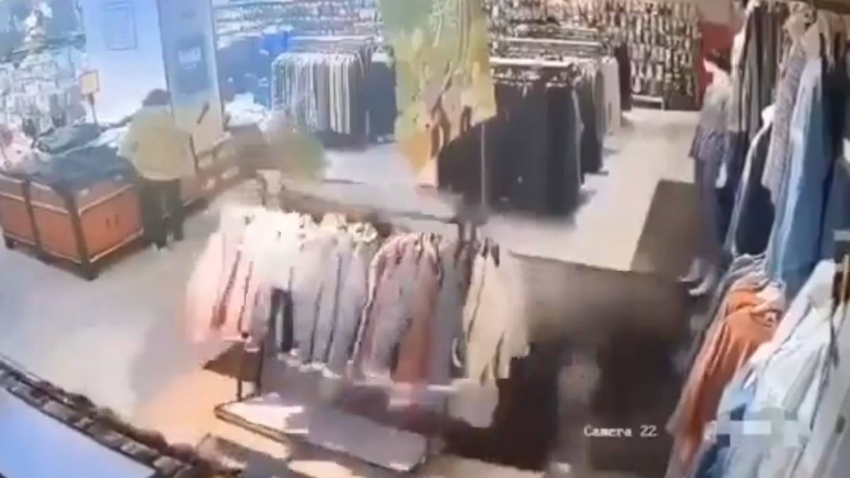Había gente comprando: Se desploma piso de tienda de ropa en China