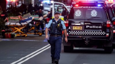 Policía caminando en la calle tras ataque con cuchillo en Sídney, Australia