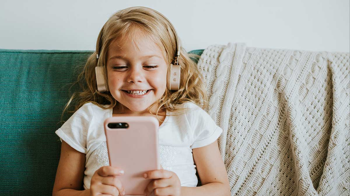 El primer celular de un hijo, ¿a qué edad debe tenerlo?