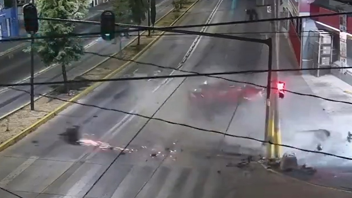 ¿Qué le salió volando? Auto pierde el control y choca con poste de luz en Puebla