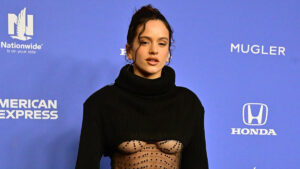 Rosalía luce blusa completamente transparente que deja ver su pecho, uniéndose al movimiento “Free the nipple”