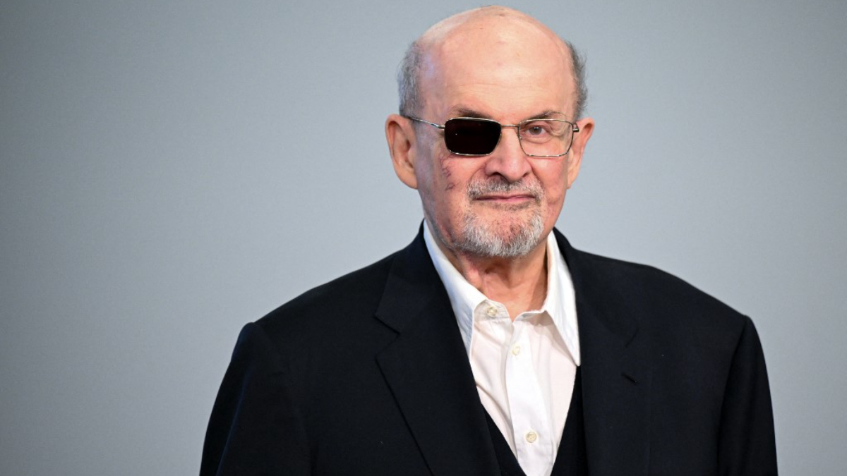 Salman Rushdie narra cómo vivió el atentado en el que casi lo asesinan: “¿Por qué no luché?”