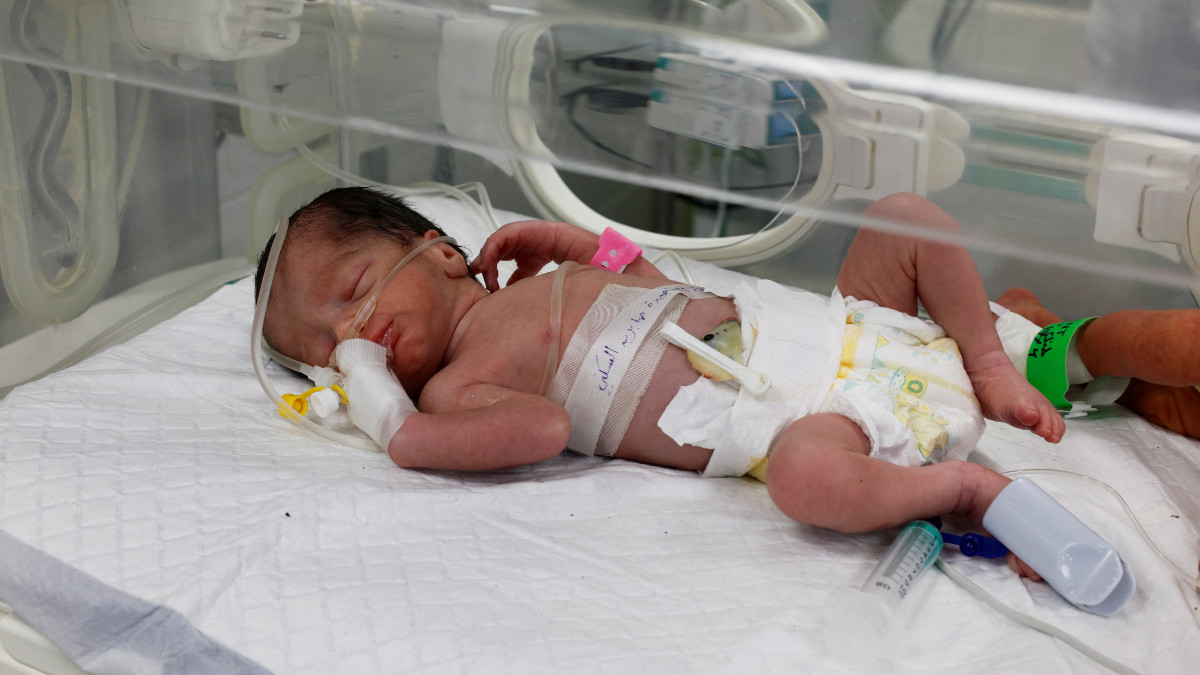 Milagroso: salvan a bebé del vientre de su madre muerta en ataque en Gaza