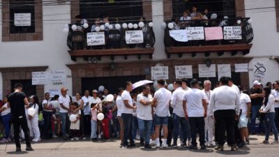 Personas durante sepelio de Camila en Taxco, Guerrero