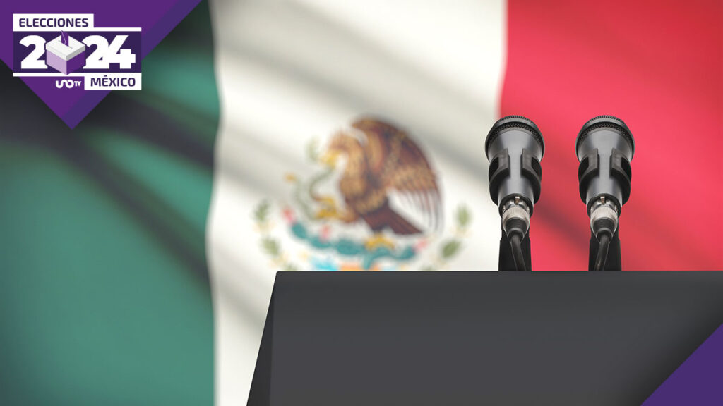 Tercer debate presidencial 2024: bandera de México atrás de un estrado con micrófonos, fecha, hora y dónde verlo