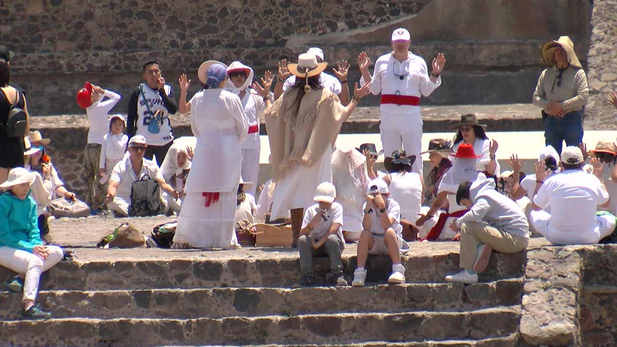 Turistas abarrotan Teotihuacán para ver el eclipse solar