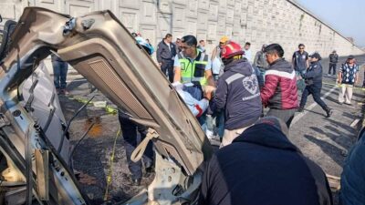 Tlaxcala: camioneta cae de puente en Xaloztoc; 9 heridos