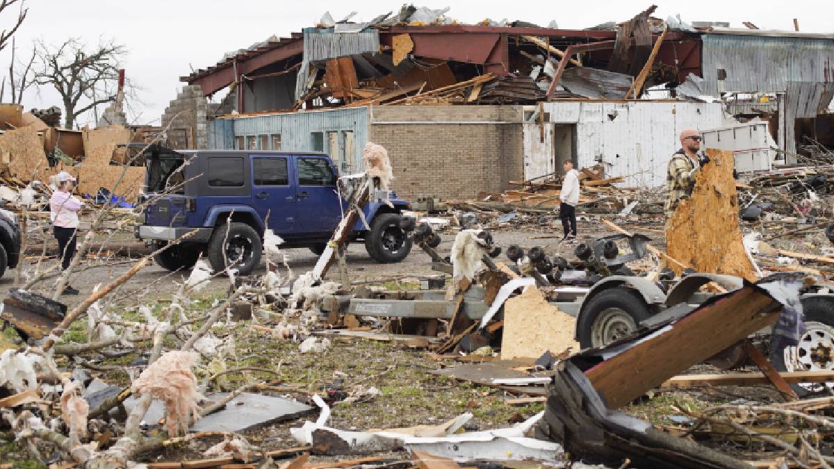 Al menos cinco muertos y grandes destrozos por decenas de tornados en Estado Unidos
