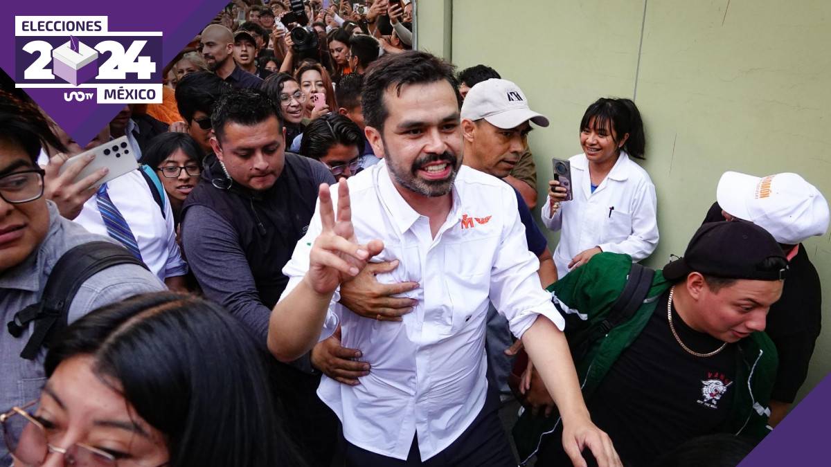 Álvarez Máynez sale de UAM Xochimilco entre empujones y hasta botellazos