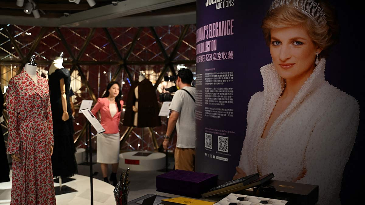 Vestidos de la Princesa Diana se exhiben en Hong Kong para ser subastados
