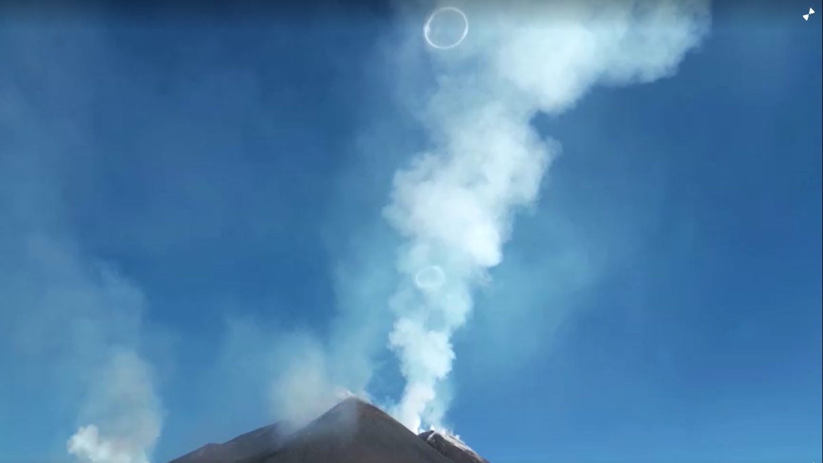 Volcán Etna provoca extraño fenómeno en cielos de Italia; video