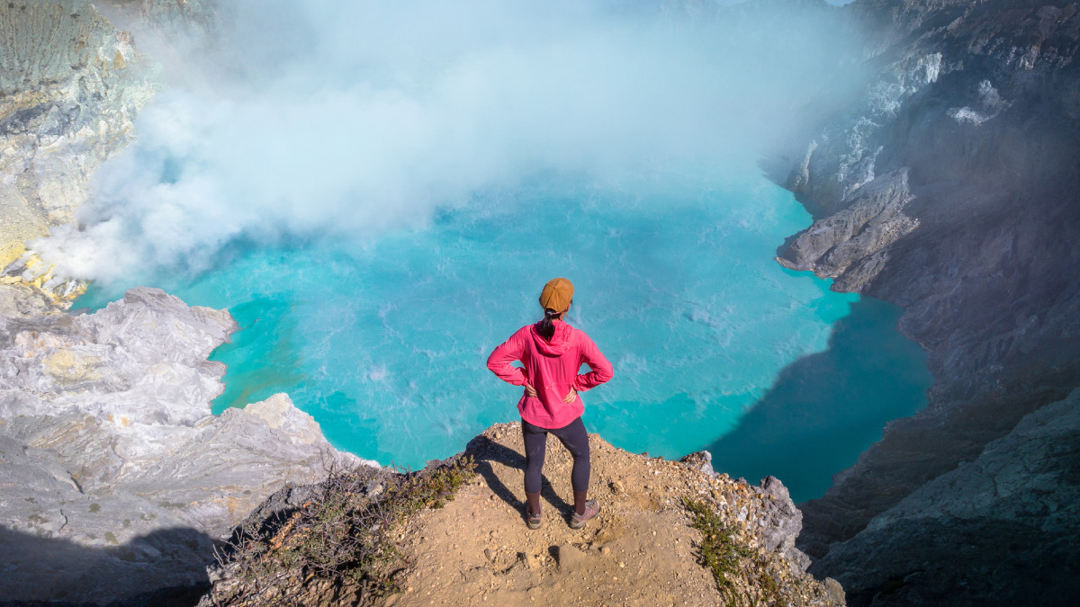 Tropezó con su propia ropa: Turista cae en cráter de volcán cuando posaba para fotos