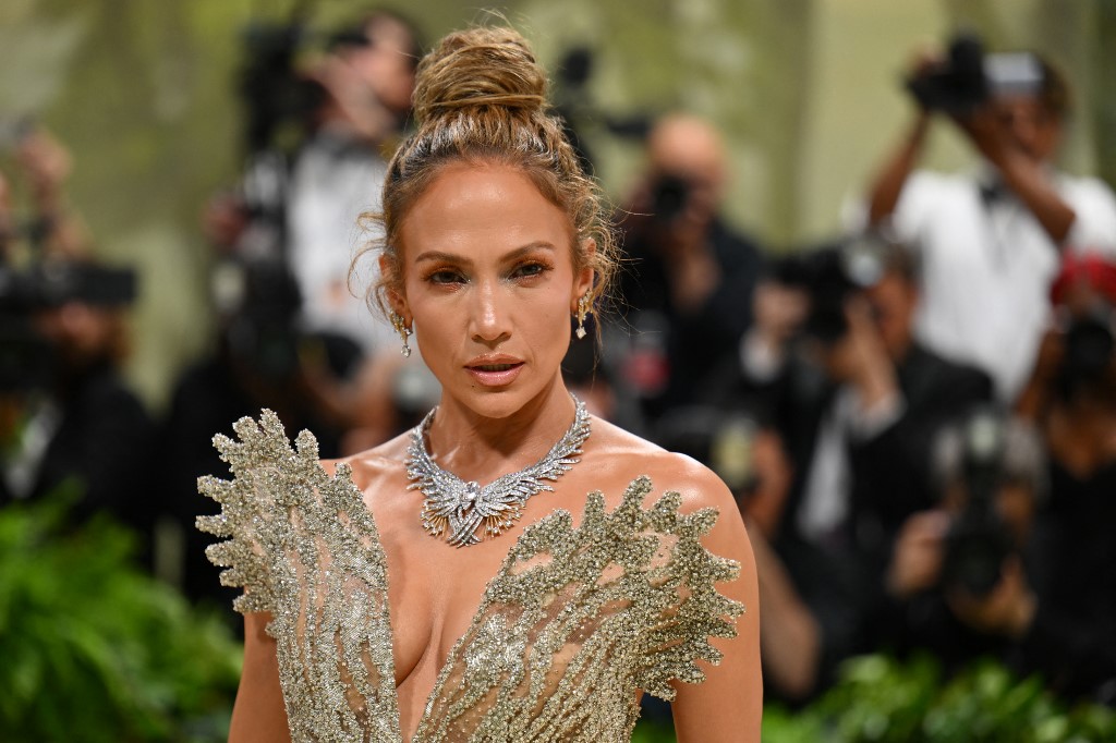 Jennifer Lopez responde a la temática de la Met Gala 2024