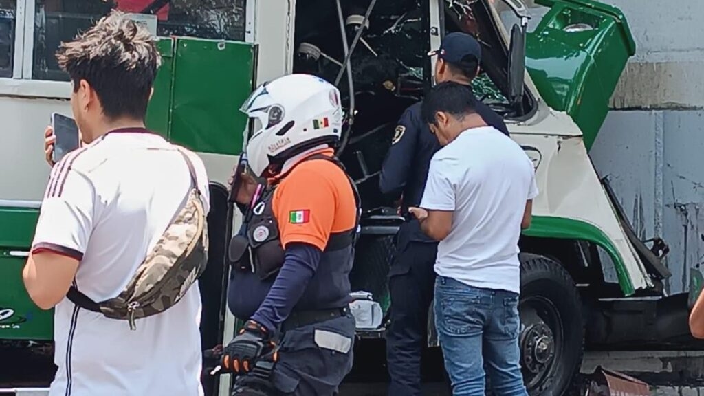EL microbús chocó en Av Tláhauc. Foto: X/ @Gposiadeoficial
