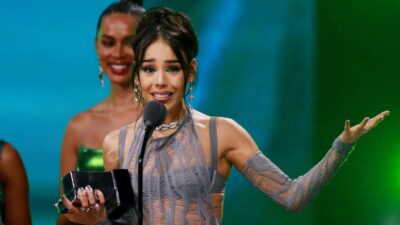 Danna Paola cantante recibe un premio