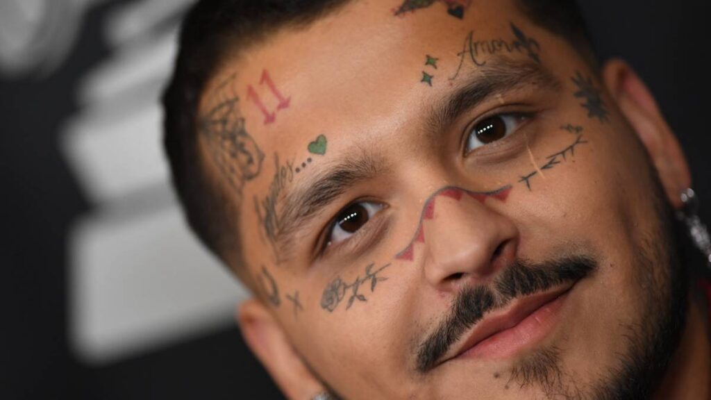 Christian Nodal tatuajes en la cara