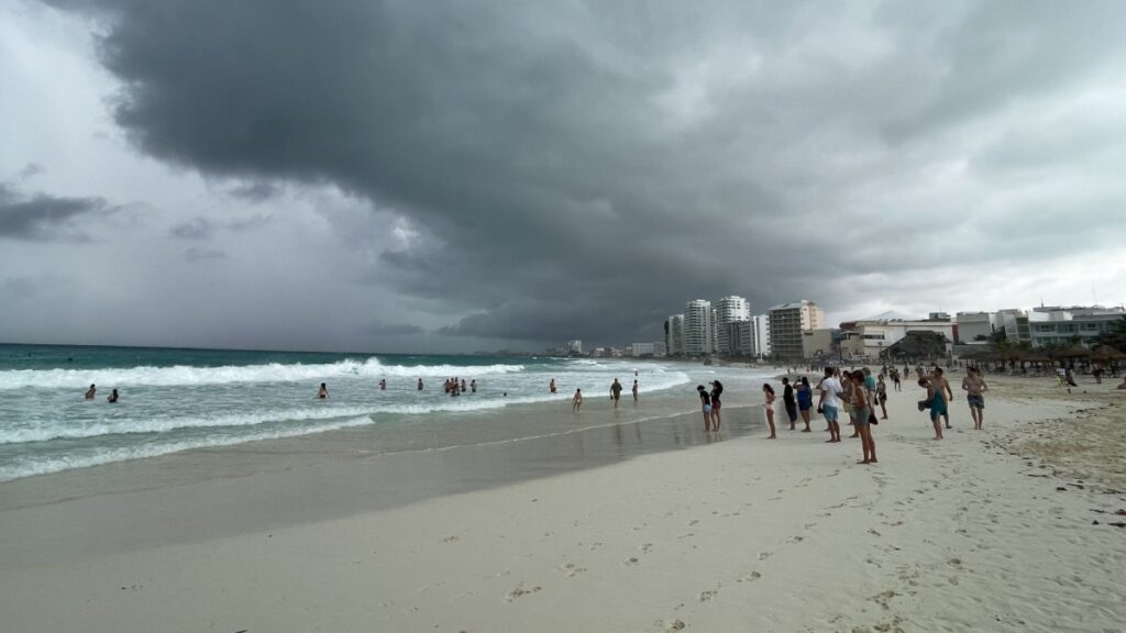 Huracán Lisa acercándose a las playas de Quintana Roo
