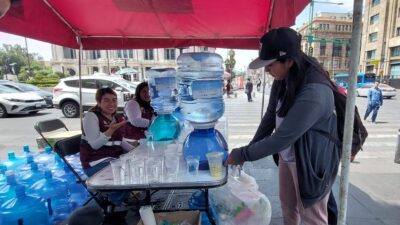 regalan agua potable en cdmx por altas temperaturas