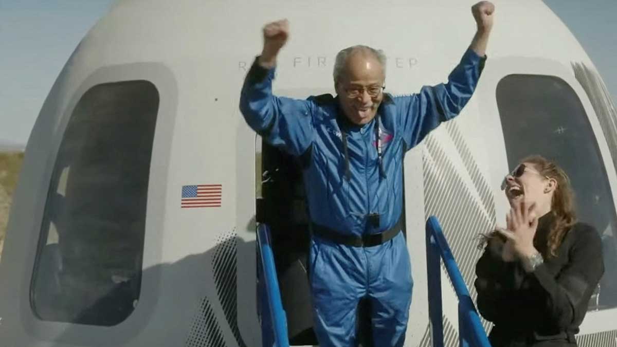 Hombre que hubiera sido primer astronauta negro en EU llega al fin al espacio; ve historia