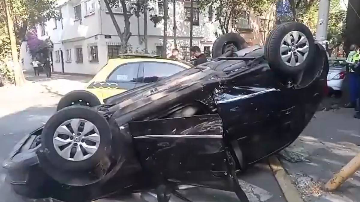 Quedó llantas para arriba: auto vuelca en calles de la Roma Sur; hay 2 heridos