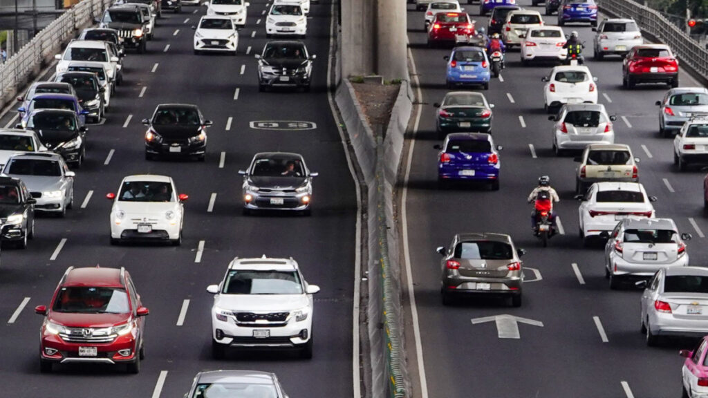 circulan este viernes 17 de mayo los autos hologramas 0 y 00, con engomado azul