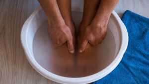 ¿Lavas tus pies con sal y bicarbonato?; la verdad detrás de este remedio casero