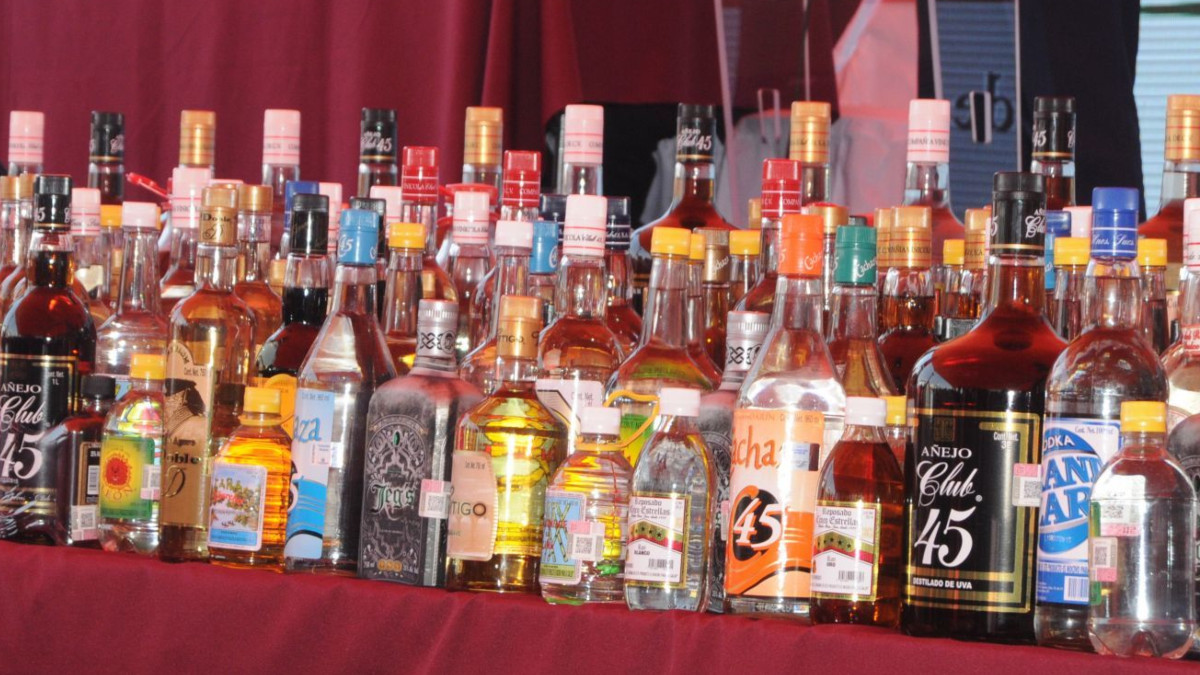 Pueden llevar a la muerte: bebidas adulteradas inundan el mercado mexicano; ¿cómo identificarlas?