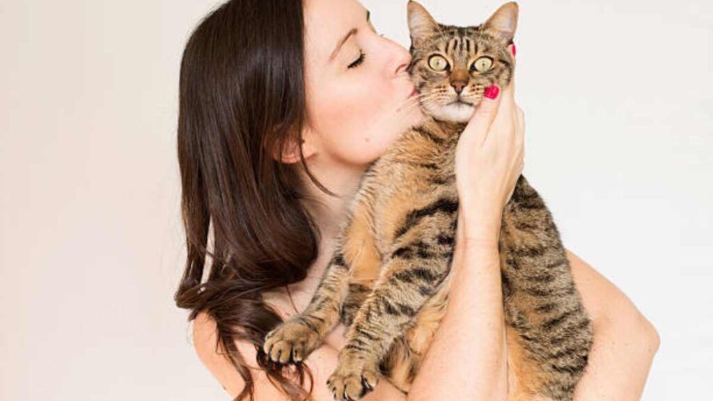 Por qué los gatos manipulan más fácilmente a las mujeres