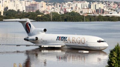 Avión en el agua entre las inundaciones del Aeropuerto Internacional Salgado Filho, en Porto Alegre, Brasil