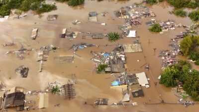 Vista aérea de las casas afectadas por las inundaciones a causa de las lluvias en Porto Alegre, Brasil