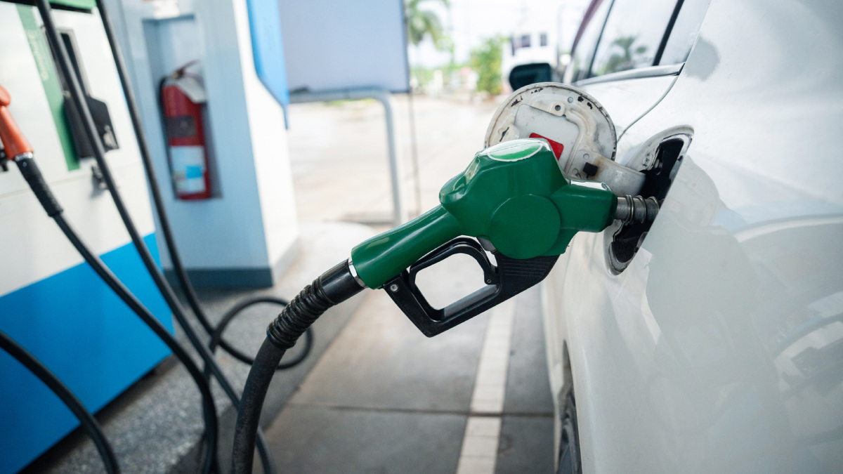 ¿Por litro o por monto? Descubre la mejor forma de cargar gasolina y otros tips para bajar consumo