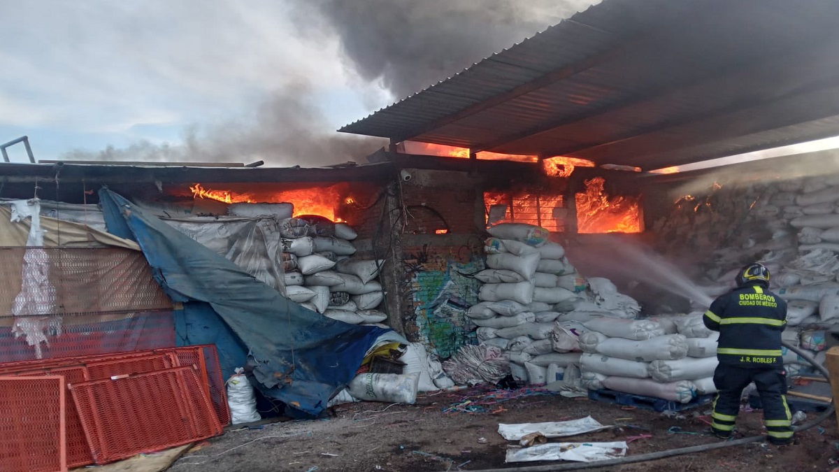 Imagen: se incendia bodega de desperdicios industriales en Tláhuac