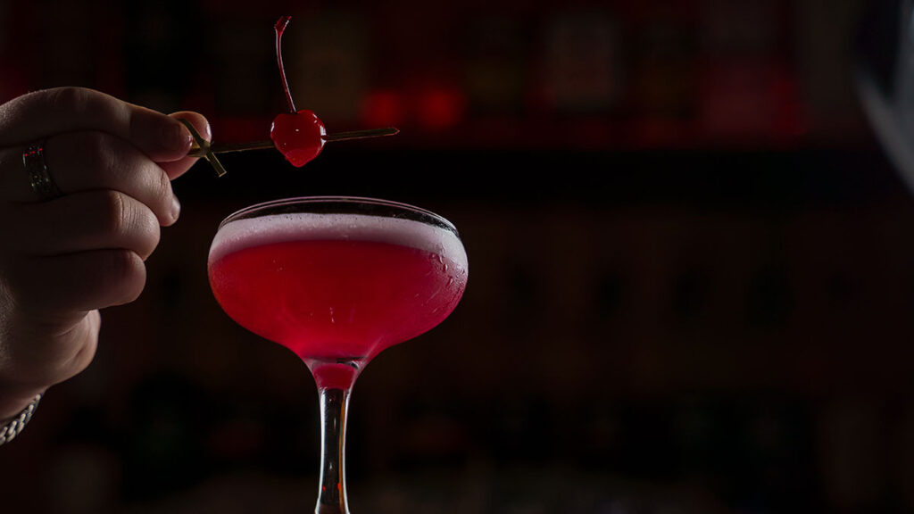 Pink Lady: Ingredientes, receta e historia del coctel
