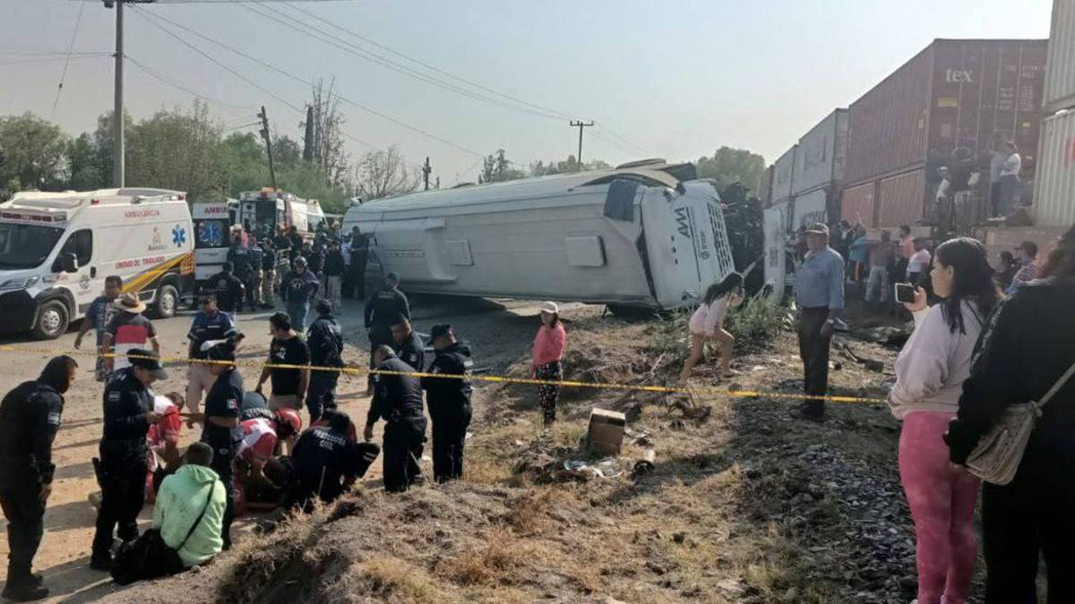 Le quiso ganar: tren se lleva autobús de pasajeros en Atitalaquia, Hidalgo; hay un muerto