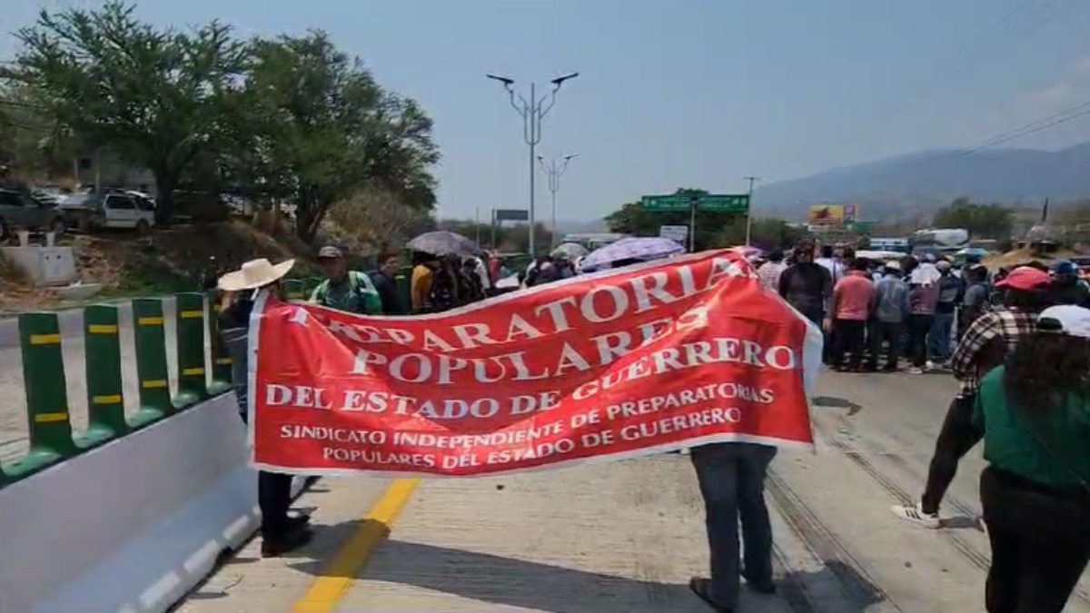 Autopista del Sol es bloqueada por Preparatorias Populares; ¿qué piden?
