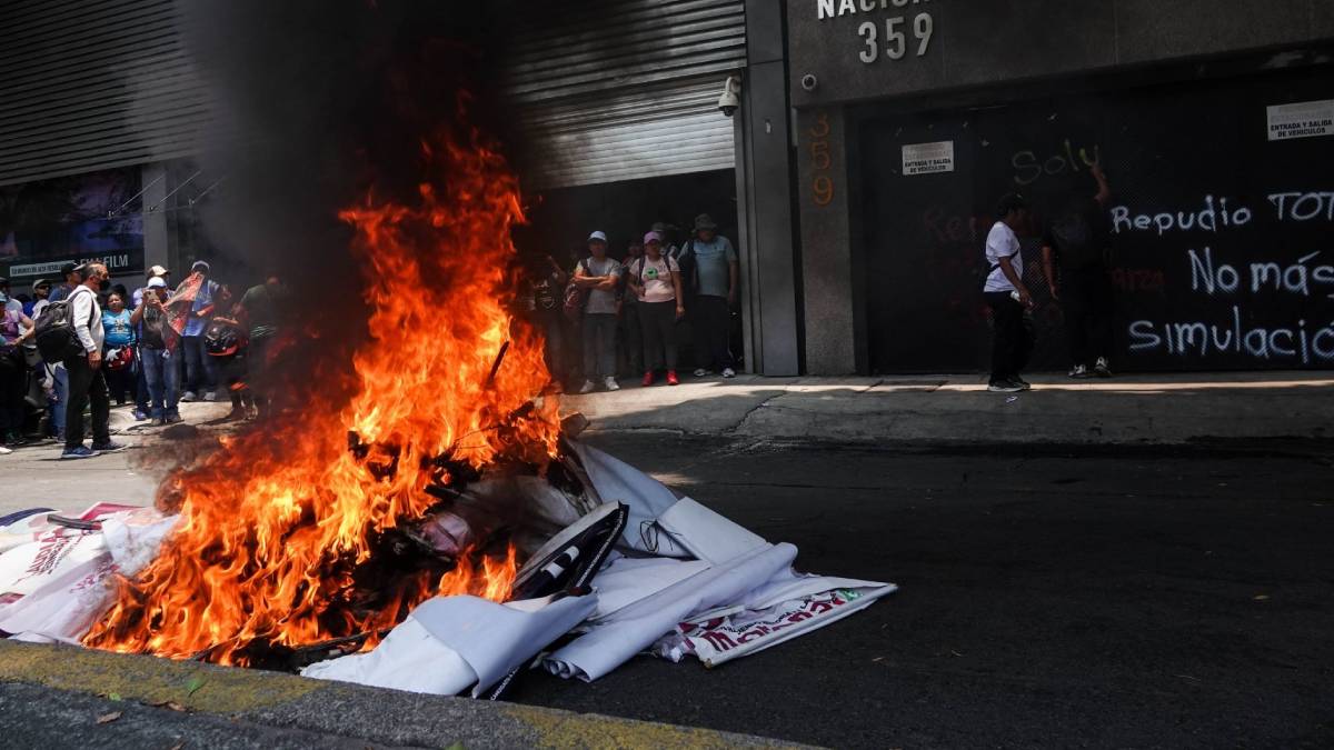 CNTE se manifiesta en sedes de partidos políticos en CDMX y queman pancartas