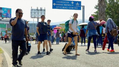 CNTE bloquea accesos al aeropuerto internacional de Oaxaca