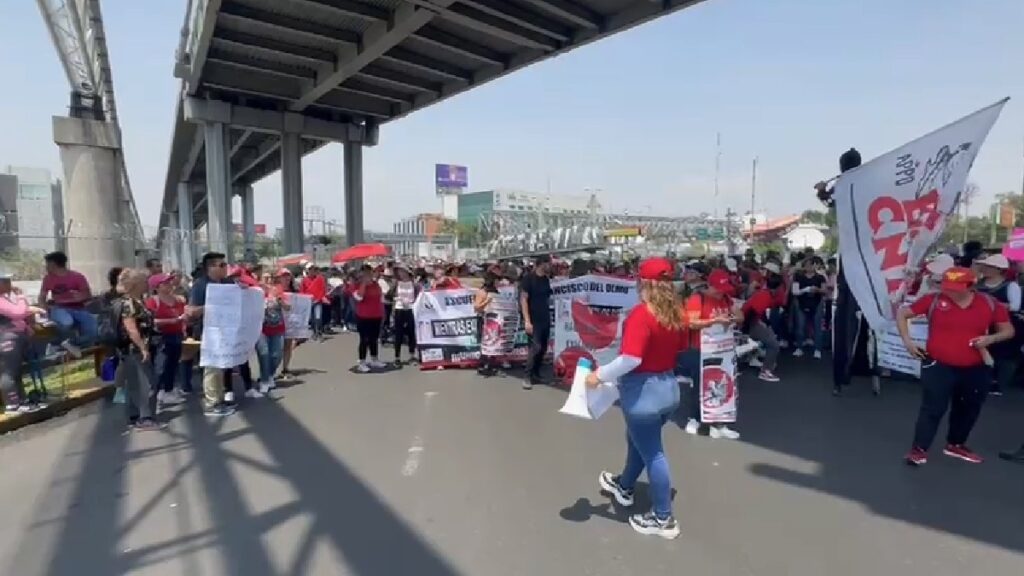 CNTE bloquea aeropuerto de oaxaca