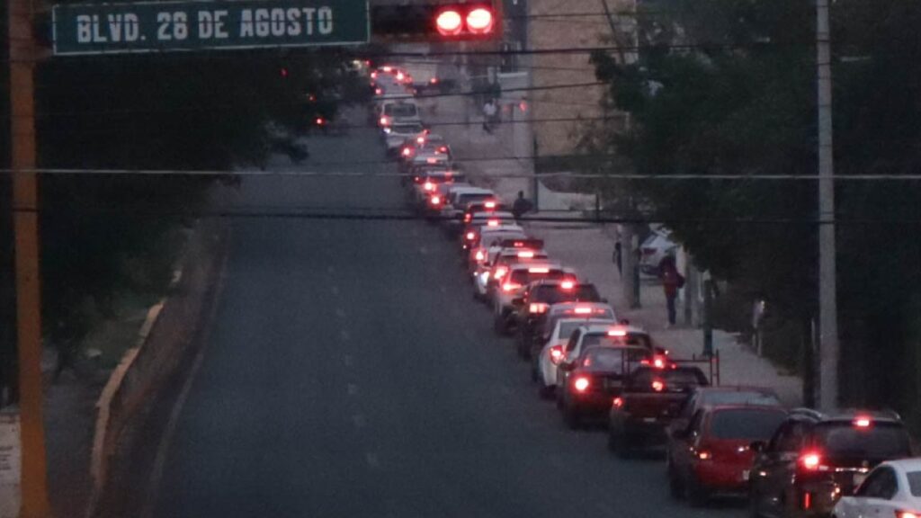 CNTE bloquea estación de Pemex en Chiapas; automovilistas esperan horas por combustible