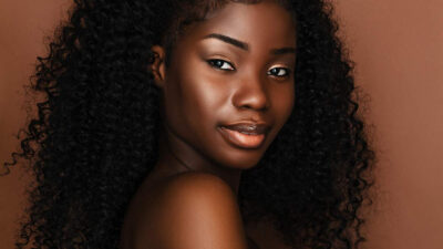 Youthforia: tachan de racista a marca de maquillaje por hacer base negra