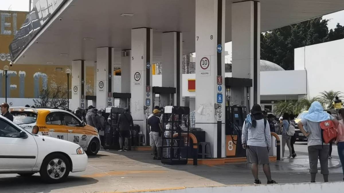CNTE toma gasolineras y regala combustible en Tuxtla Gutiérrez, Chiapas