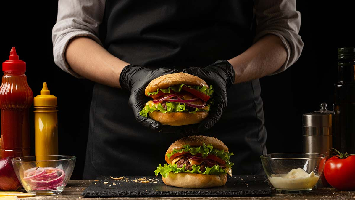 Cómo cocinar la hamburguesa perfecta, según los expertos