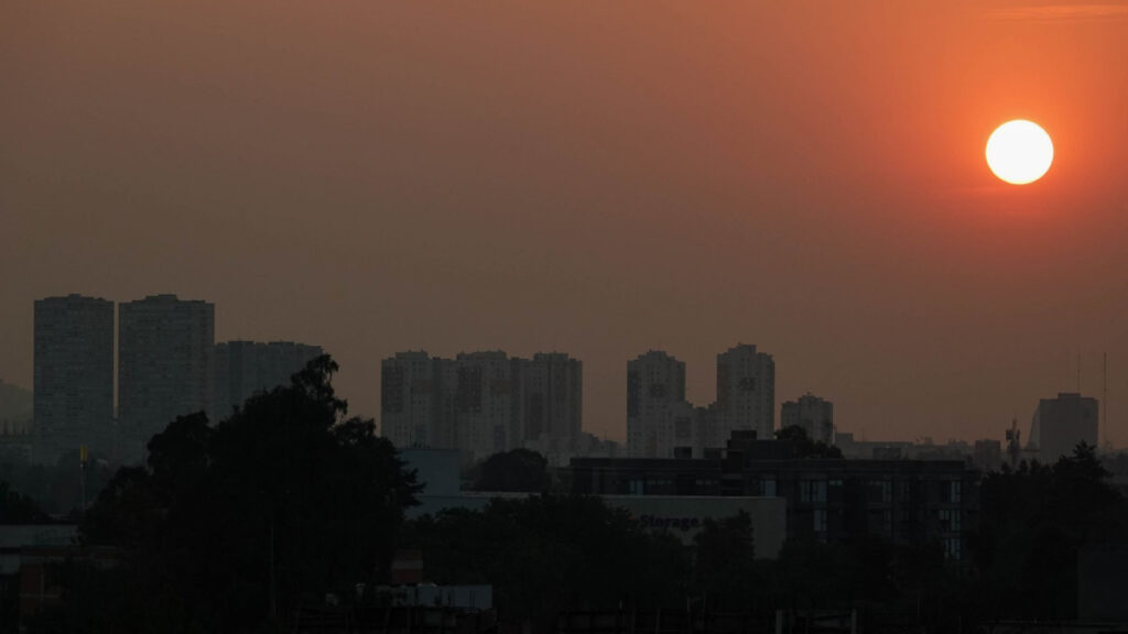 Altas temperaturas, contaminación, falta de viento y lluvia, causas de la permanente contingencia ambiental