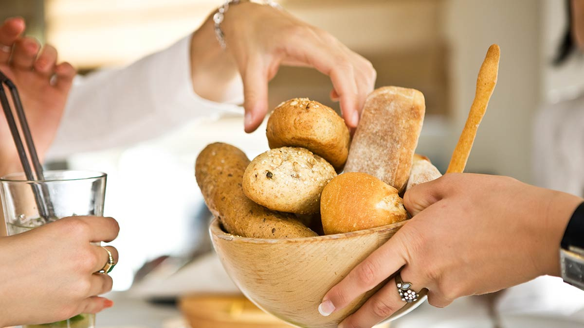 ¿Por qué en los restaurantes te sirven el pan antes de la comida? Aquí te revelamos el secreto