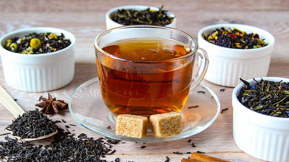 Cuáles son los diferentes tipos de té, cómo se preparan de manera correcta y con qué alimentos se pueden acompañar