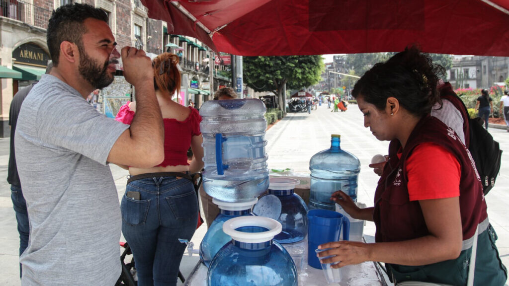 ¿Cuánta agua se debe tomar para que el cuerpo se mantenga hidratado frente al calor?